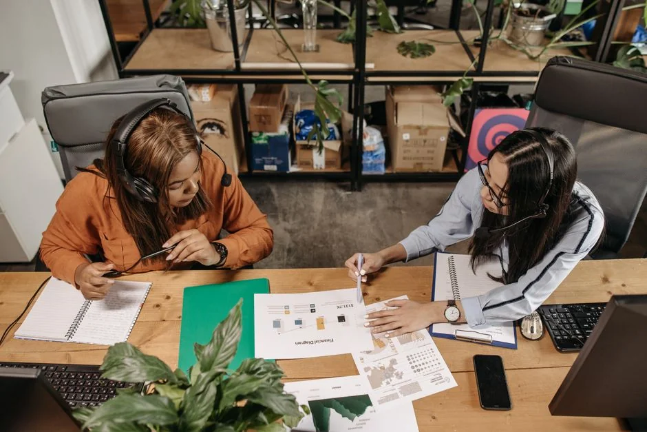 Ouvrez le planner avec la mention Hashtag Campaign écrite à la main à côté du clavier. Parfait pour les thèmes liés aux réseaux sociaux et à la productivité.