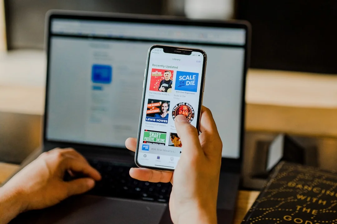 Post-it contenant des idées de marketing pour les fêtes, destinées aux campagnes de Noël sur les réseaux sociaux et par e-mail.
